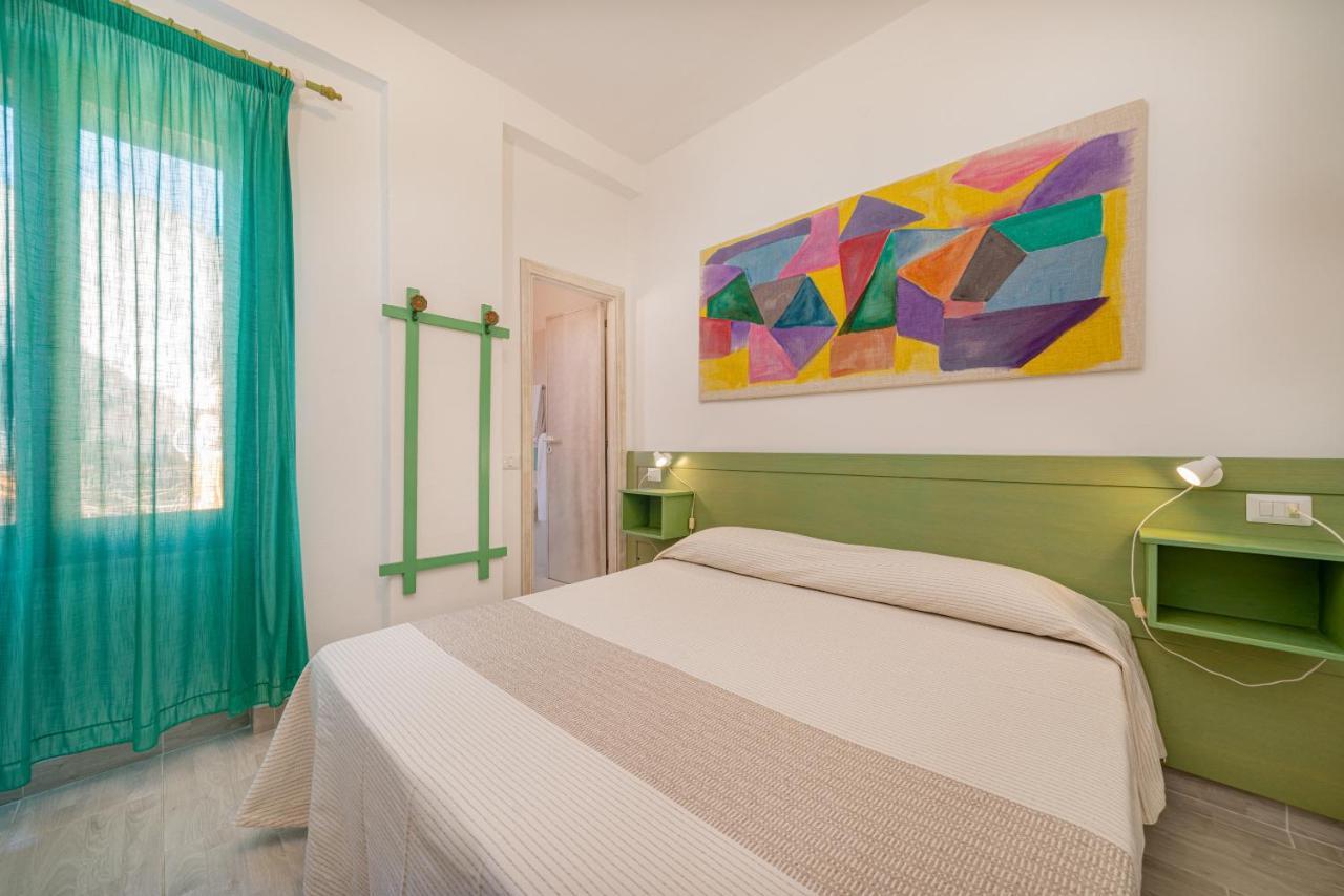 Hotel Marinaro Санта Тереза Галура Екстериор снимка