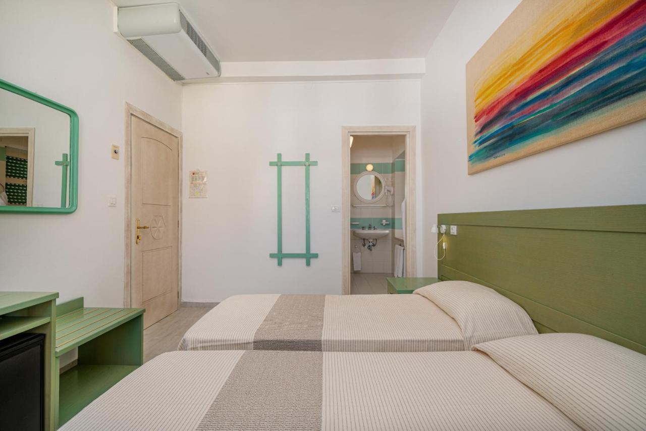 Hotel Marinaro Санта Тереза Галура Екстериор снимка