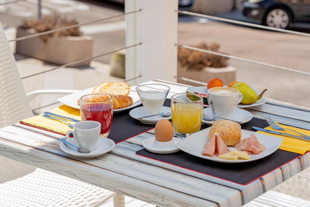 Hotel Marinaro Санта Тереза Галура Екстериор снимка