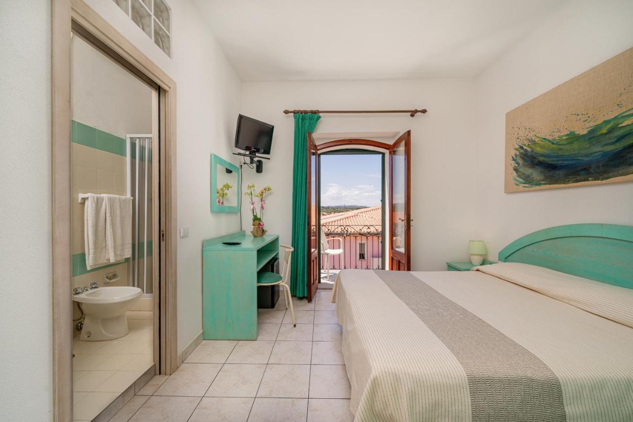 Hotel Marinaro Санта Тереза Галура Екстериор снимка
