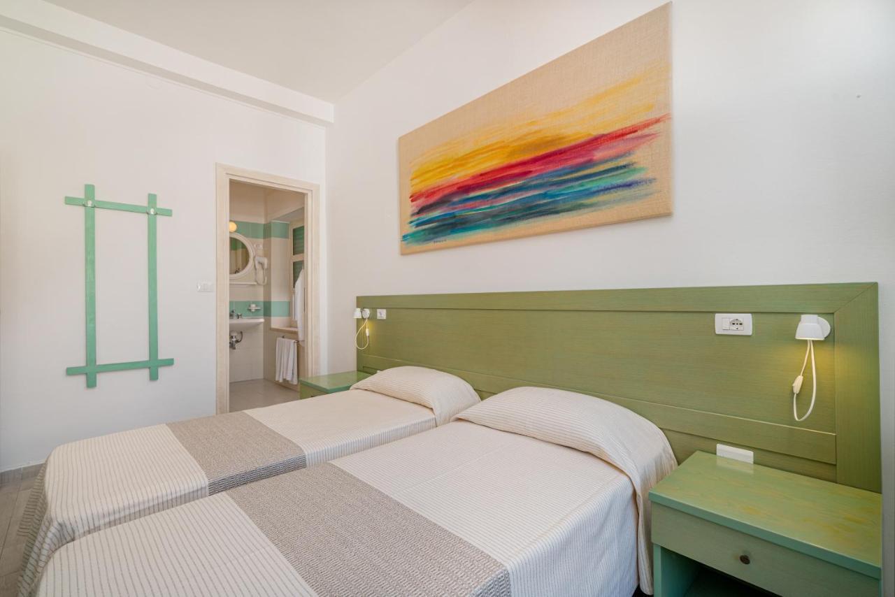 Hotel Marinaro Санта Тереза Галура Екстериор снимка