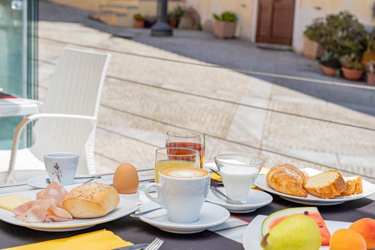 Hotel Marinaro Санта Тереза Галура Екстериор снимка