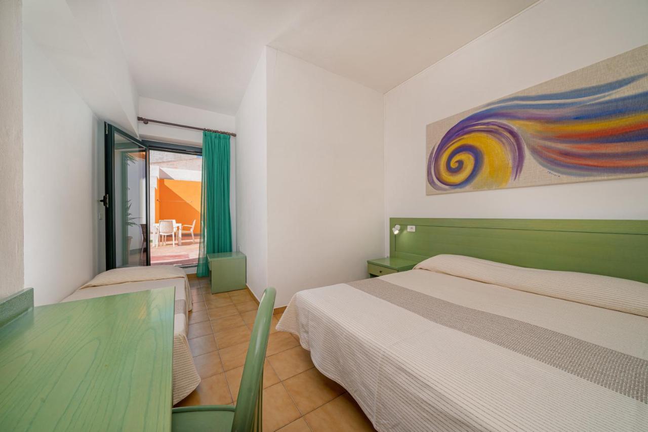 Hotel Marinaro Санта Тереза Галура Екстериор снимка