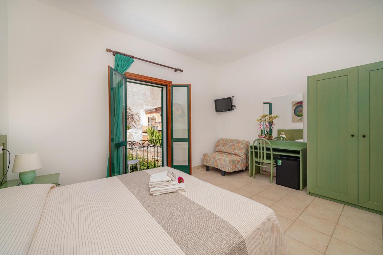 Hotel Marinaro Санта Тереза Галура Екстериор снимка