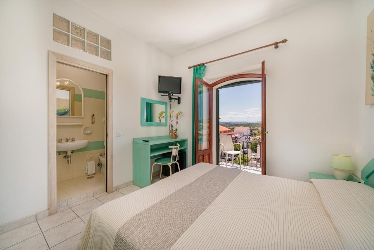 Hotel Marinaro Санта Тереза Галура Екстериор снимка