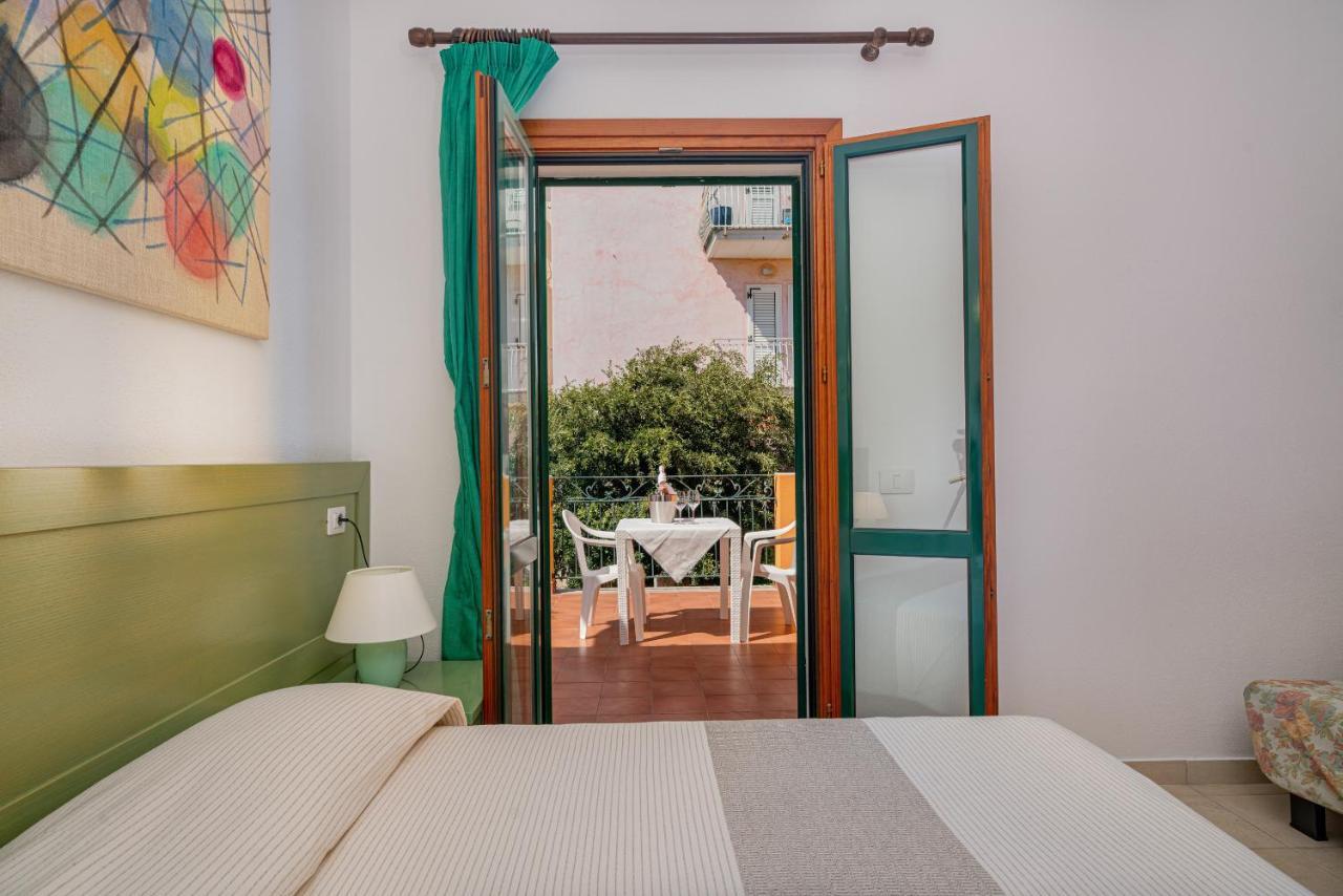 Hotel Marinaro Санта Тереза Галура Екстериор снимка