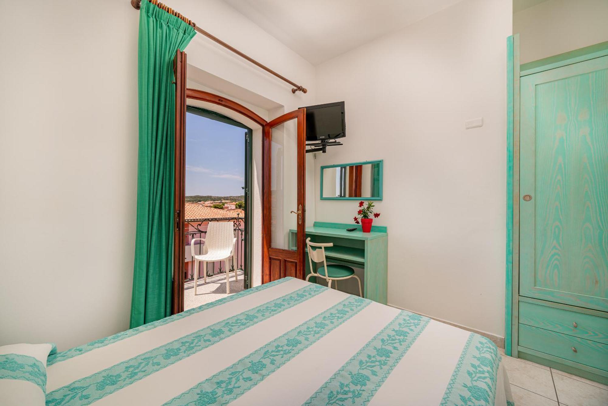 Hotel Marinaro Санта Тереза Галура Екстериор снимка